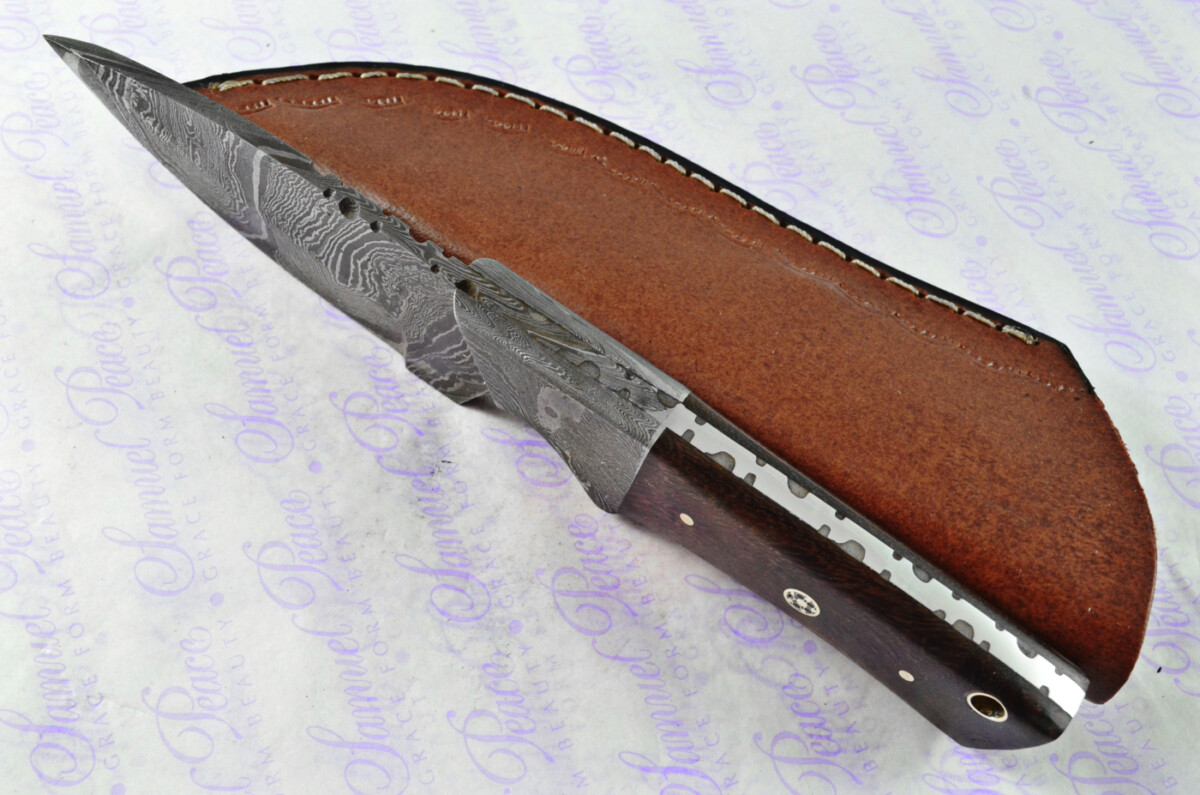 Astounding Damascus Steel Hunting Knife with Drop Point Blade & Rosewood Scales inc Leather Sheath - Image 3