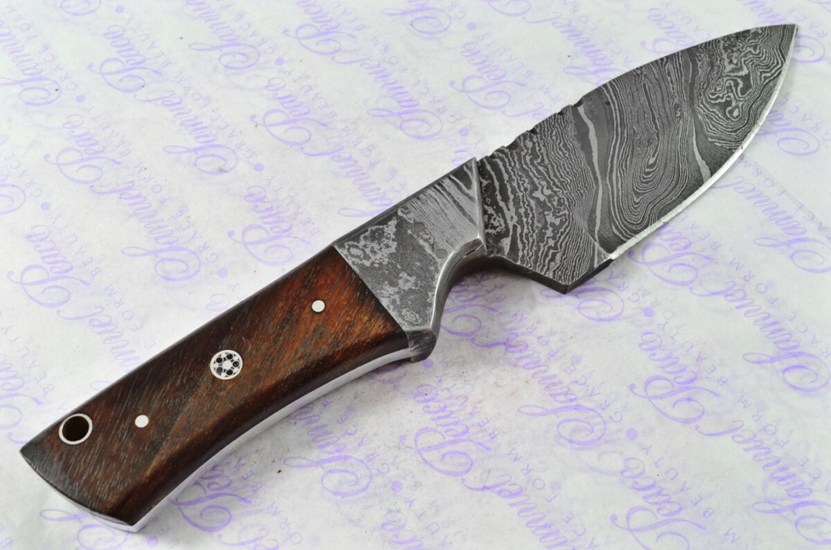 Astounding Damascus Steel Hunting Knife with Drop Point Blade & Rosewood Scales inc Leather Sheath - Image 4