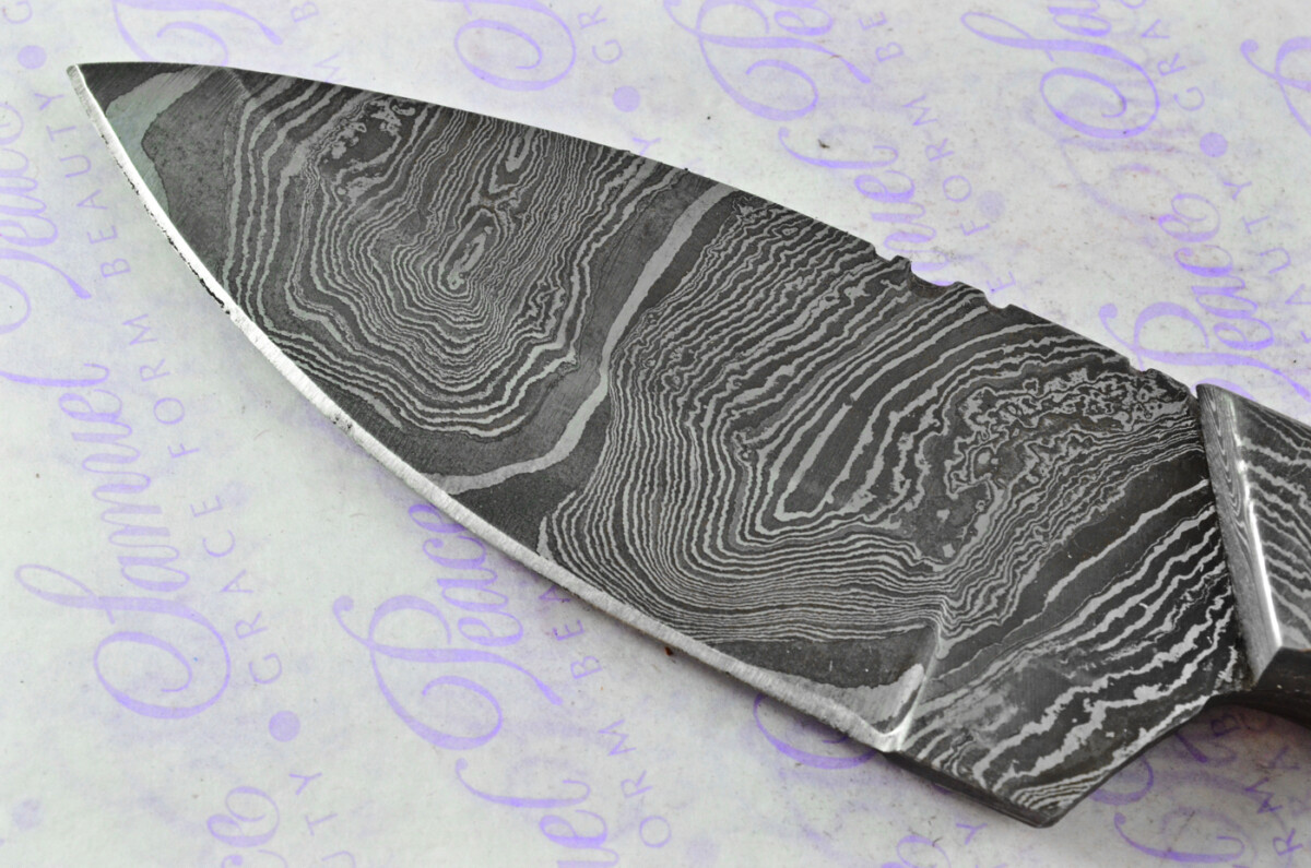 Astounding Damascus Steel Hunting Knife with Drop Point Blade & Rosewood Scales inc Leather Sheath - Image 6