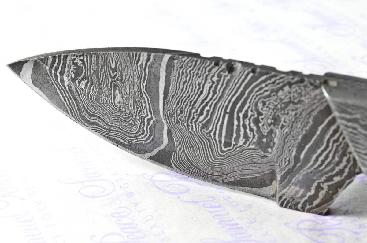 Astounding Damascus Steel Hunting Knife with Drop Point Blade & Rosewood Scales inc Leather Sheath - Image 7
