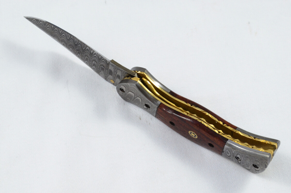 A Beautiful Handmade Damascus Steel Bladed Rosewood Scaled Pocket Knife - Image 4
