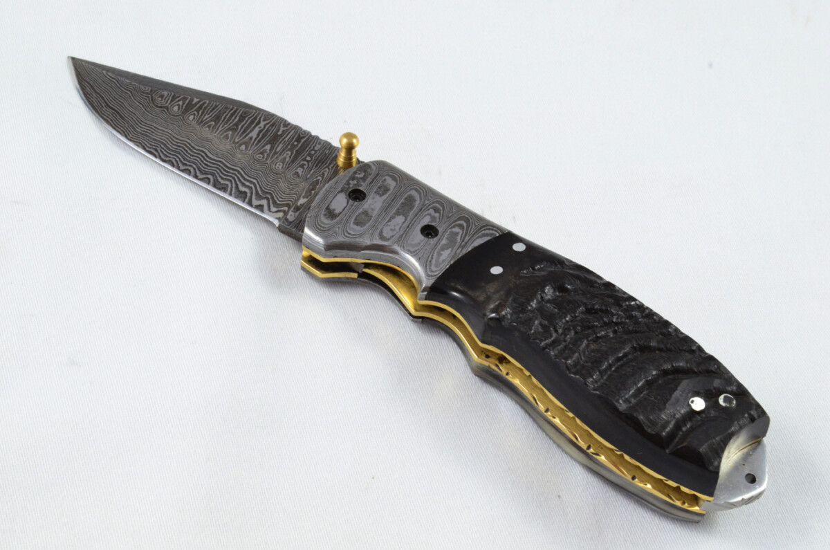 A Beautiful Handmade Damascus Steel Bladed Engraved Rams Horn Scaled Pocket Knife - Image 2
