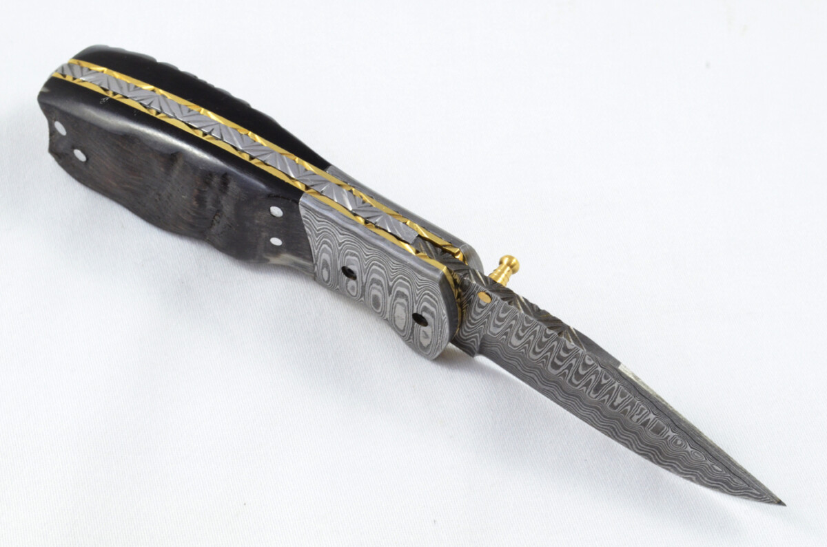 A Beautiful Handmade Damascus Steel Bladed Engraved Rams Horn Scaled Pocket Knife - Image 4