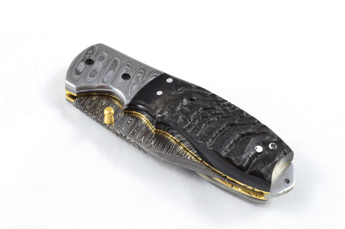 A Beautiful Handmade Damascus Steel Bladed Engraved Rams Horn Scaled Pocket Knife - Image 3