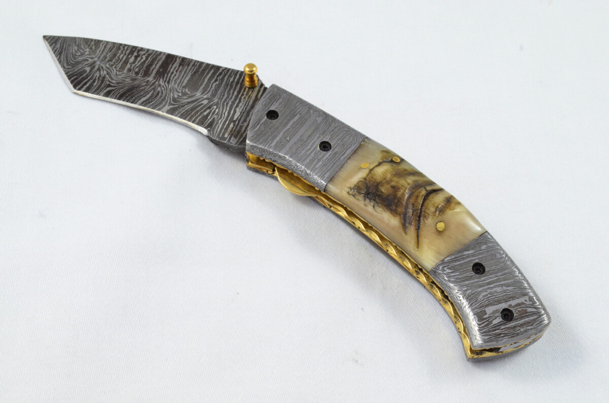 A Beautiful Handmade Damascus Steel Bladed Engraved Rams Horn Scaled Pocket Knife - Image 2