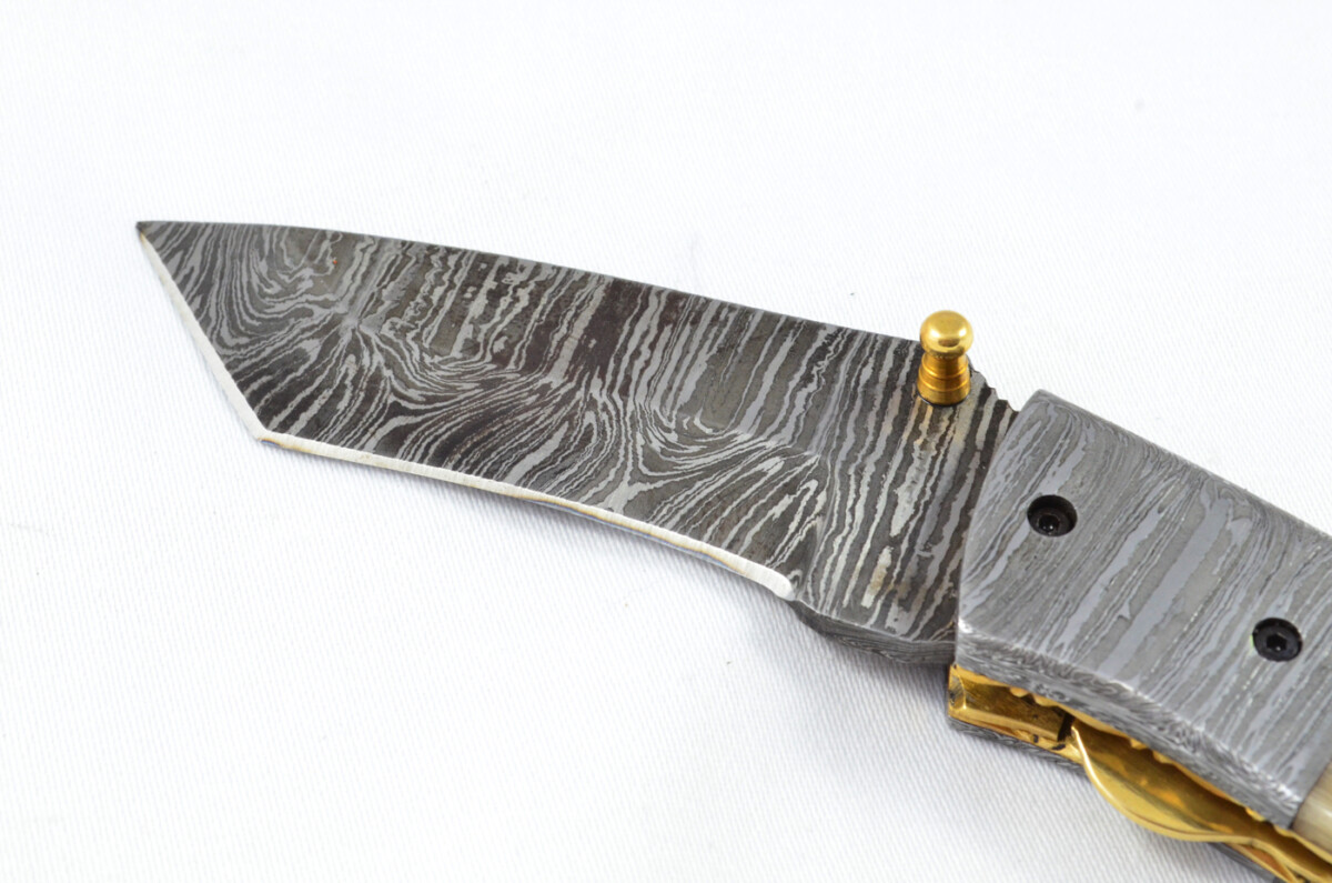 A Beautiful Handmade Damascus Steel Bladed Engraved Rams Horn Scaled Pocket Knife - Image 4