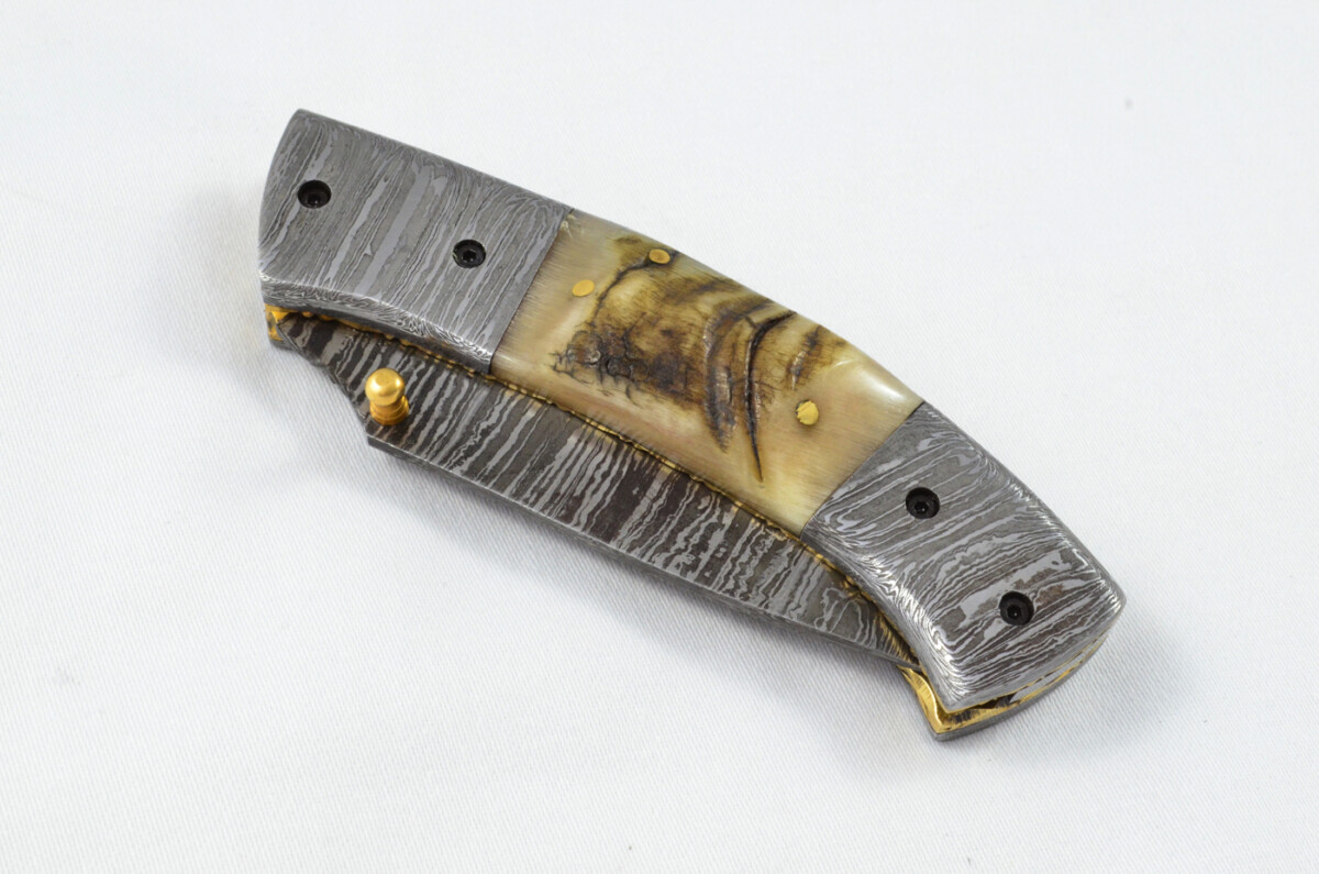 A Beautiful Handmade Damascus Steel Bladed Engraved Rams Horn Scaled Pocket Knife - Image 5
