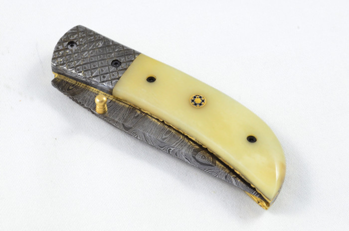 A Beautiful Handmade Damascus Steel Bladed Engraved Camel Bone Scaled Pocket Knife - Image 6