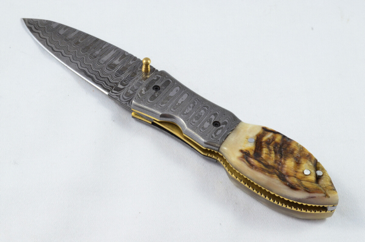 A Beautiful Handmade Damascus Steel Bladed Engraved Rams Horn Scaled Pocket Knife - Image 2