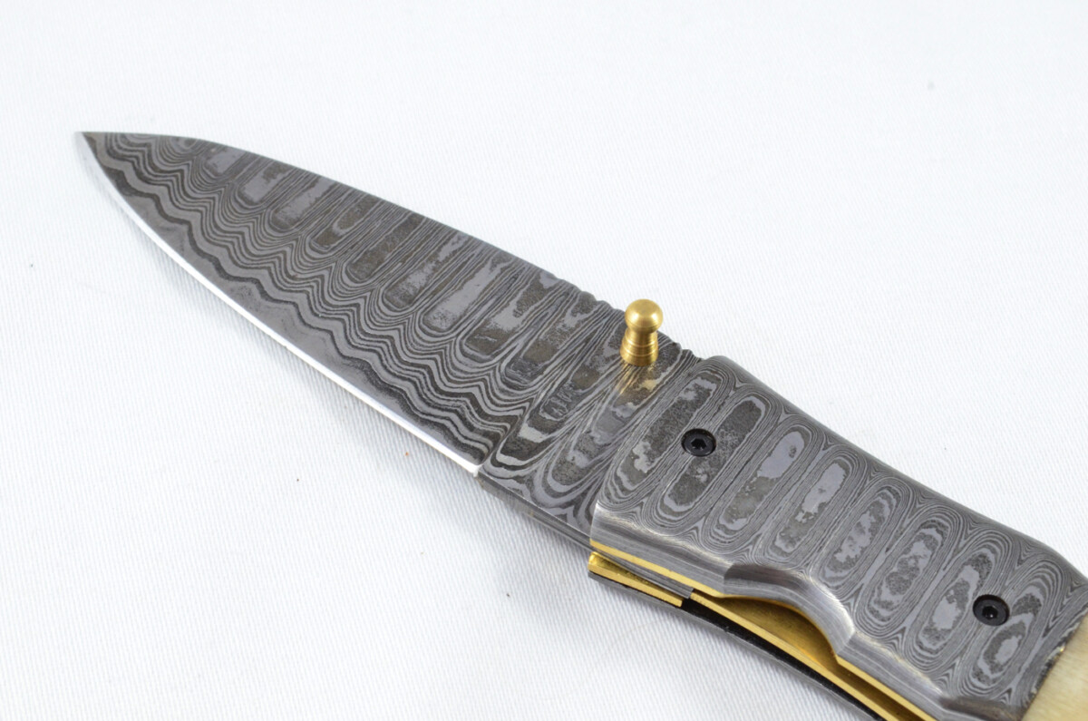 A Beautiful Handmade Damascus Steel Bladed Engraved Rams Horn Scaled Pocket Knife - Image 7