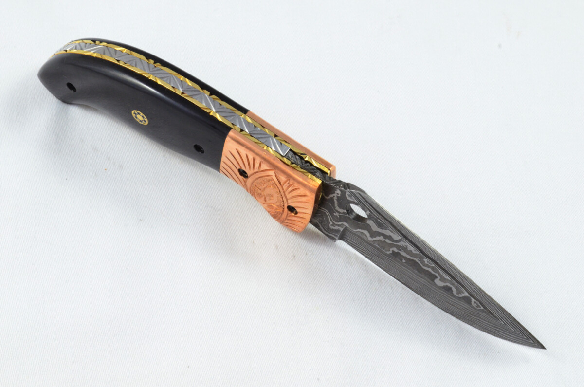 A Beautiful Handmade Damascus Steel Bladed Engraved Buffalo Horn Scaled Pocket Knife - Image 7