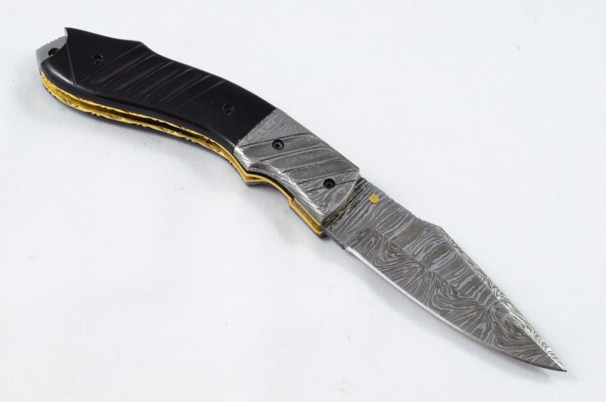 A Beautiful Handmade Damascus Steel Bladed Engraved Buffalo Horn Scaled Pocket Knife - Image 4