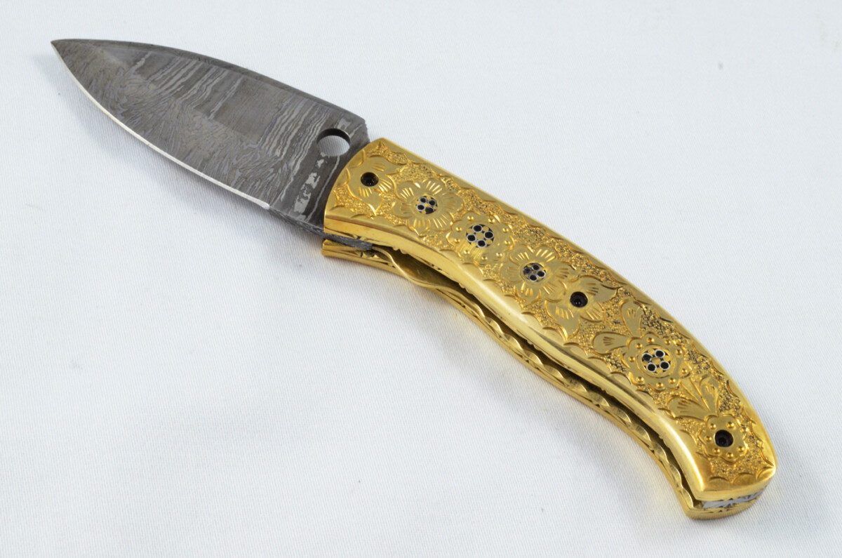 A Beautiful Handmade Damascus Steel Bladed Engraved Brass Scaled Pocket Knife - Image 2