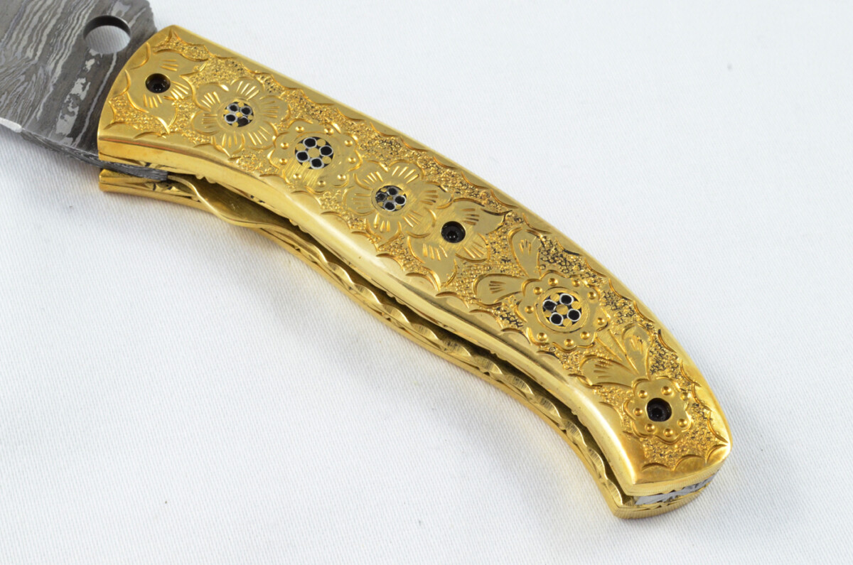 A Beautiful Handmade Damascus Steel Bladed Engraved Brass Scaled Pocket Knife - Image 5