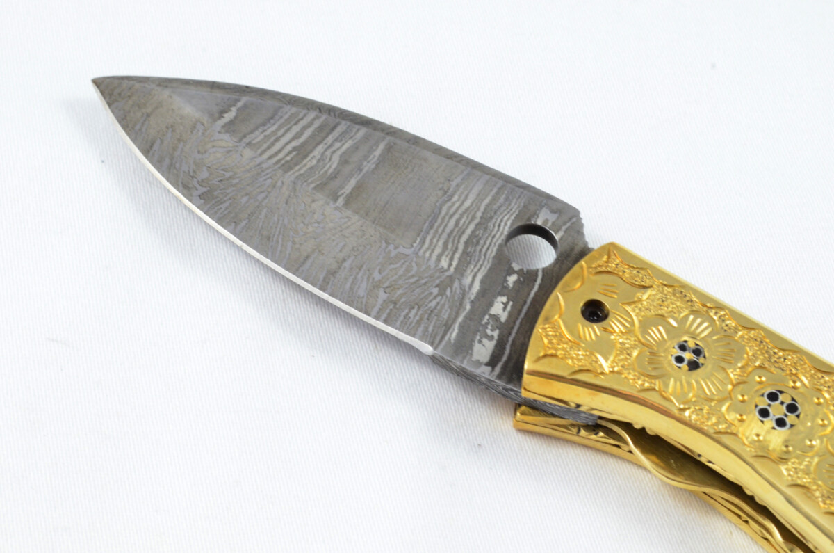 A Beautiful Handmade Damascus Steel Bladed Engraved Brass Scaled Pocket Knife - Image 4