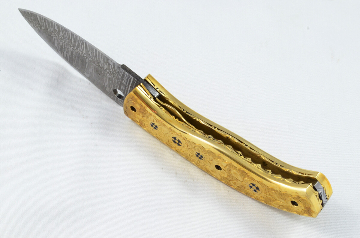 A Beautiful Handmade Damascus Steel Bladed Engraved Brass Scaled Pocket Knife - Image 3