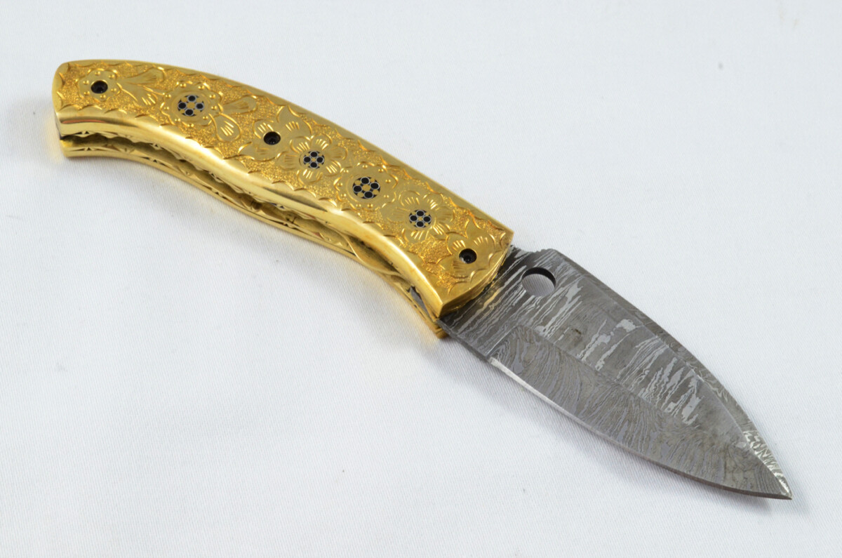 A Beautiful Handmade Damascus Steel Bladed Engraved Brass Scaled Pocket Knife - Image 6