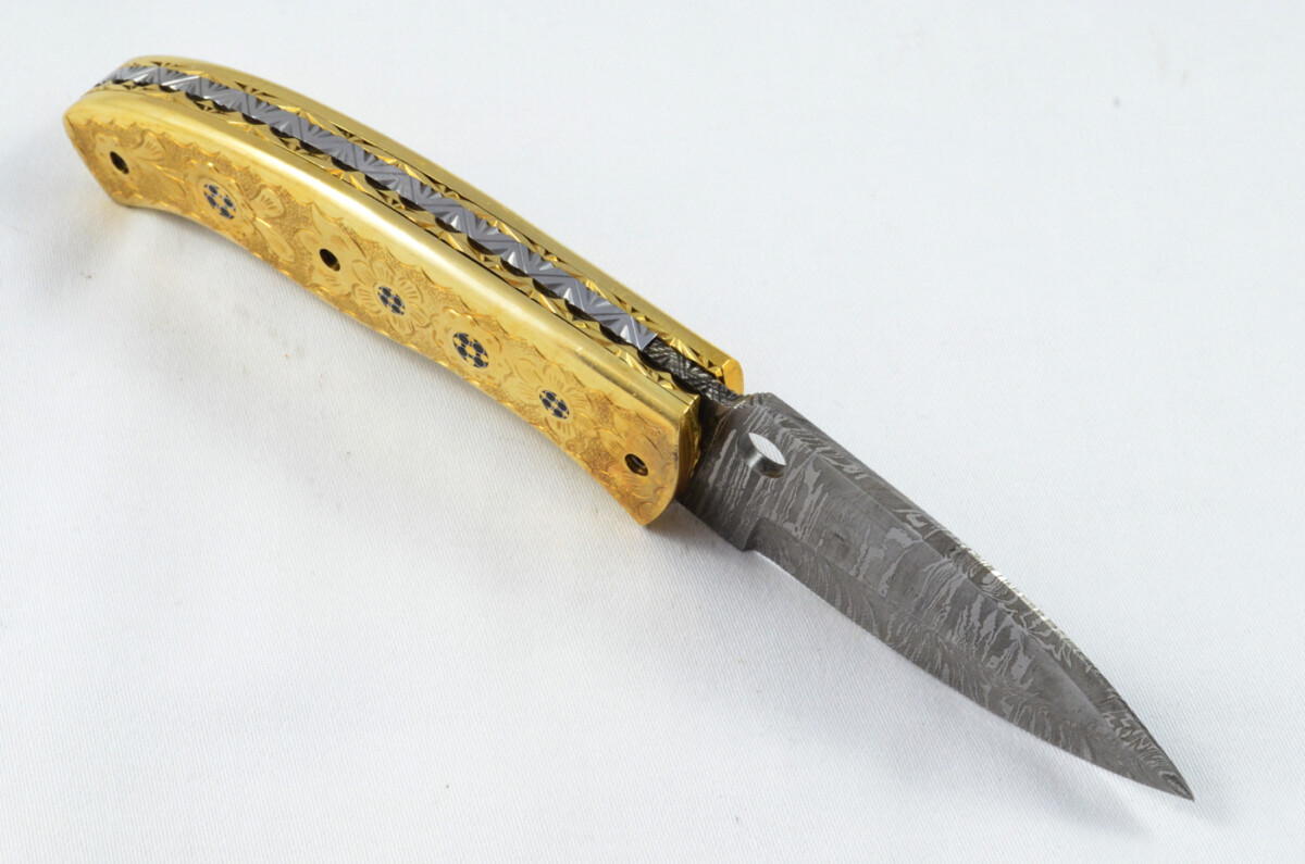 A Beautiful Handmade Damascus Steel Bladed Engraved Brass Scaled Pocket Knife - Image 8