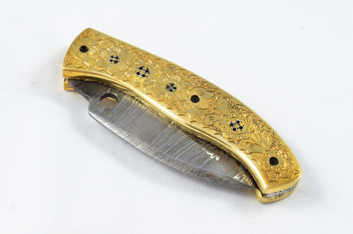 A Beautiful Handmade Damascus Steel Bladed Engraved Brass Scaled Pocket Knife - Image 7