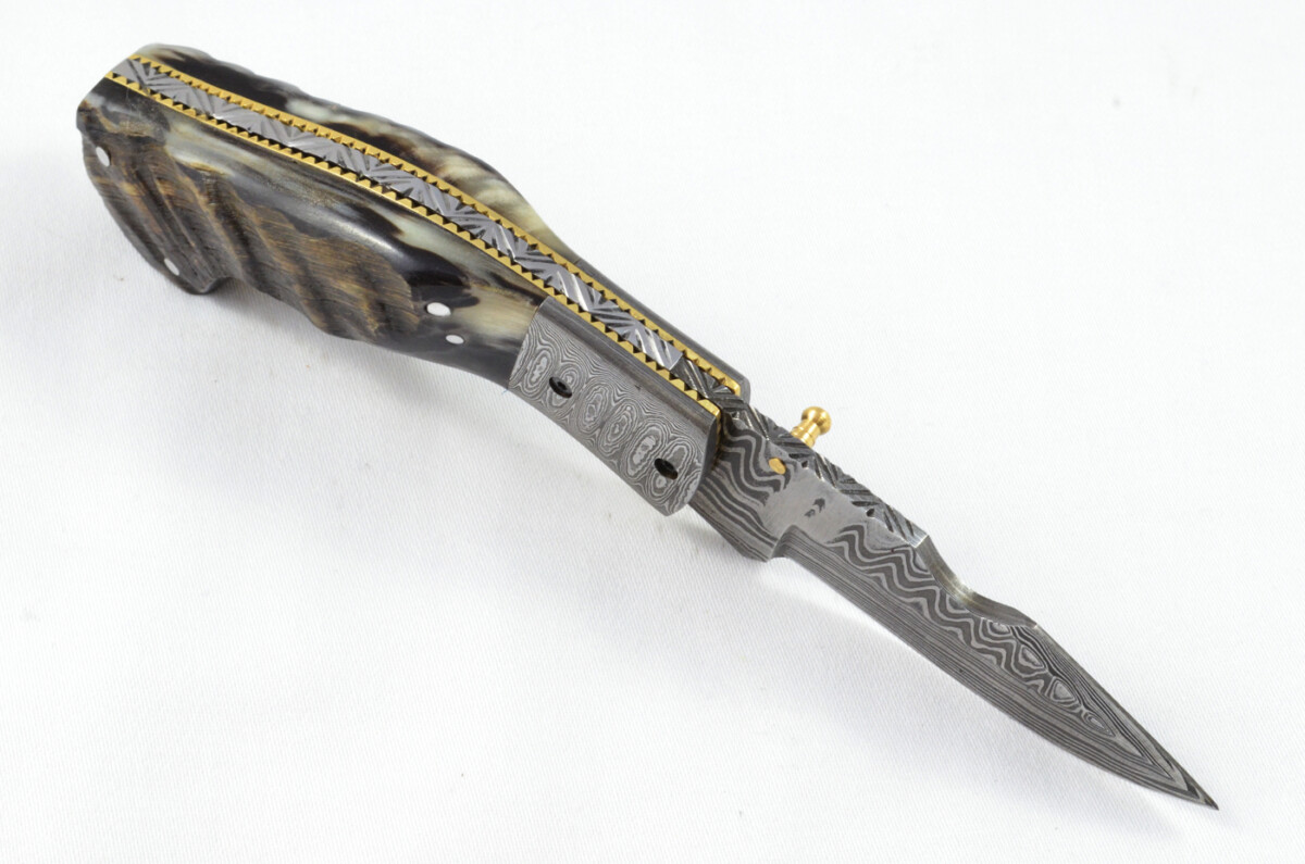 A Beautiful Handmade Damascus Steel Bladed Engraved Rams Horn Scaled Pocket Knife - Image 4