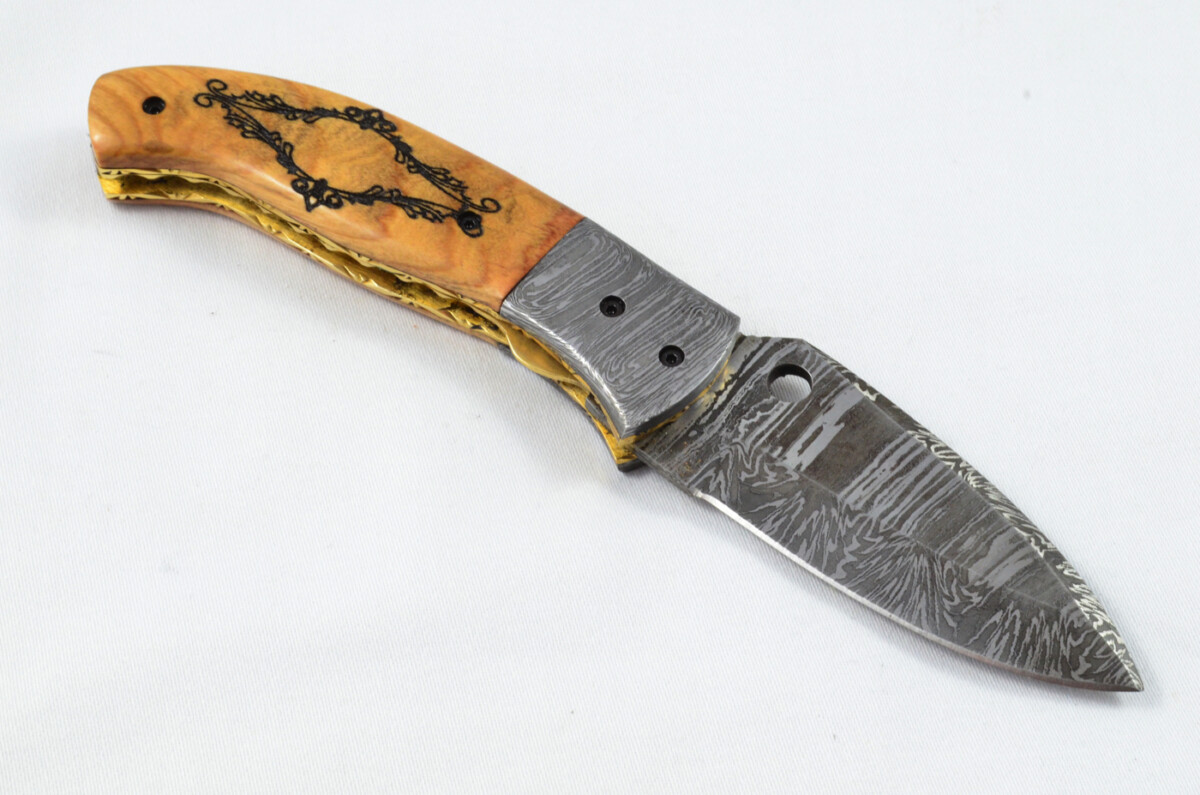 A Beautiful Handmade Damascus Steel Bladed Engraved Olive Wood Scaled Pocket Knife - Image 6