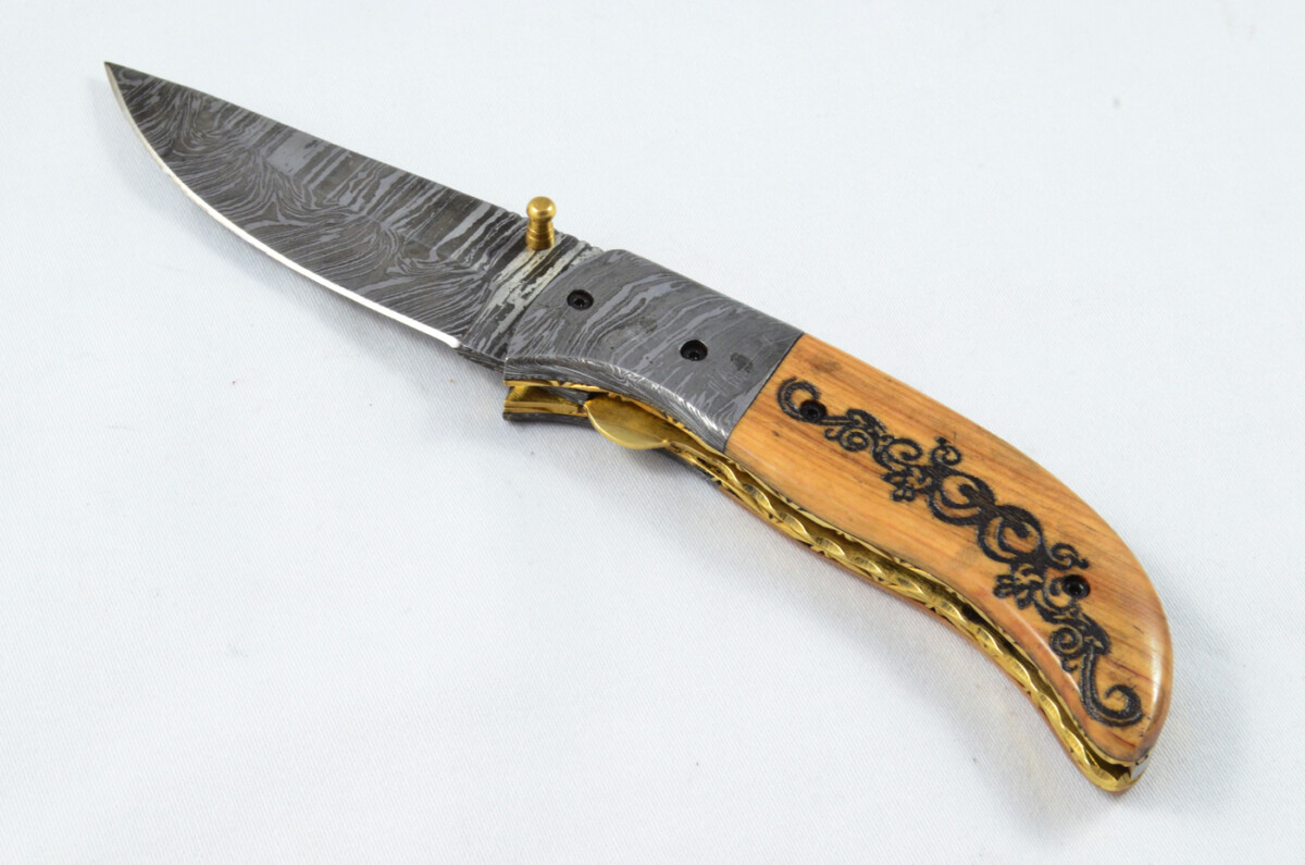 A Beautiful Handmade Damascus Steel Bladed Engraved Olive Wood Scaled Pocket Knife - Image 4