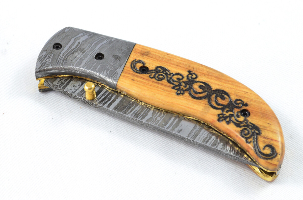 A Beautiful Handmade Damascus Steel Bladed Engraved Olive Wood Scaled Pocket Knife - Image 5