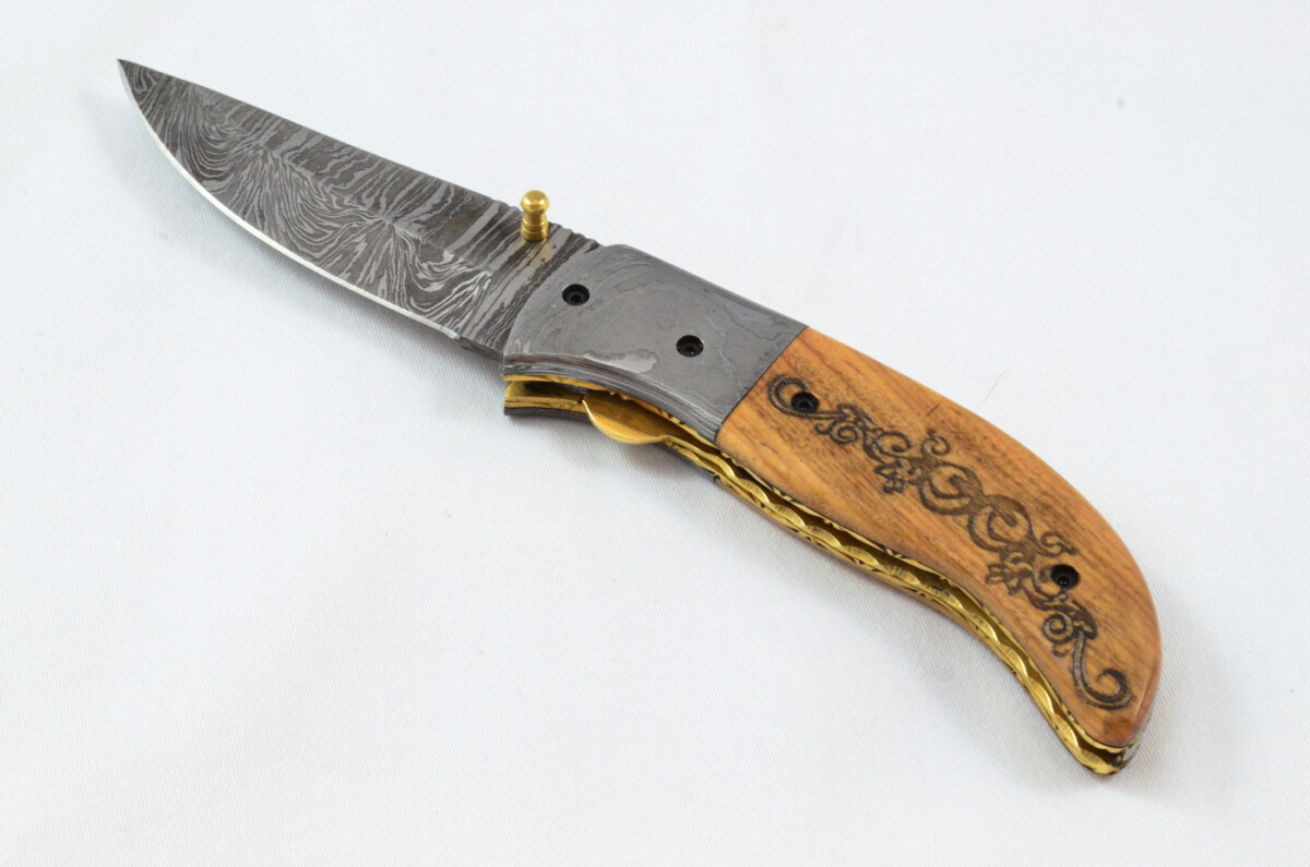 A Beautiful Handmade Damascus Steel Bladed Engraved Olive Wood Scaled Pocket Knife - Image 2
