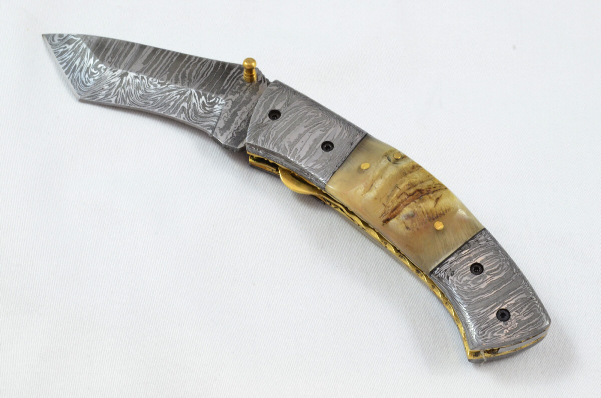 A Beautiful Handmade Damascus Steel Bladed Engraved Rams Horn Scaled Pocket Knife - Image 5