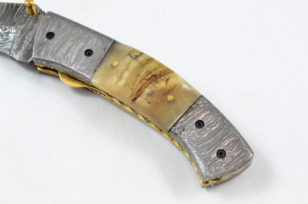 A Beautiful Handmade Damascus Steel Bladed Engraved Rams Horn Scaled Pocket Knife - Image 4
