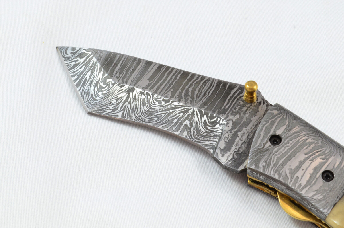 A Beautiful Handmade Damascus Steel Bladed Engraved Rams Horn Scaled Pocket Knife - Image 3