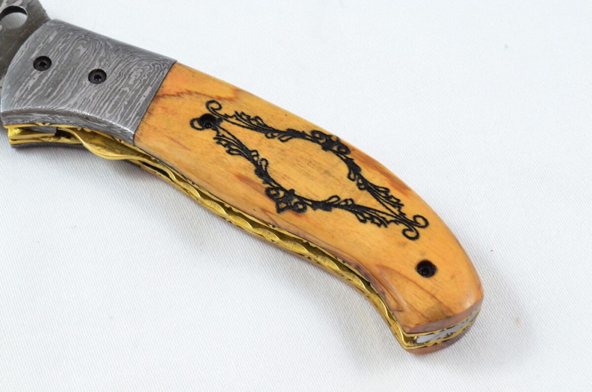 A Beautiful Handmade Damascus Steel Bladed Engraved Olive Wood Scaled Pocket Knife - Image 3
