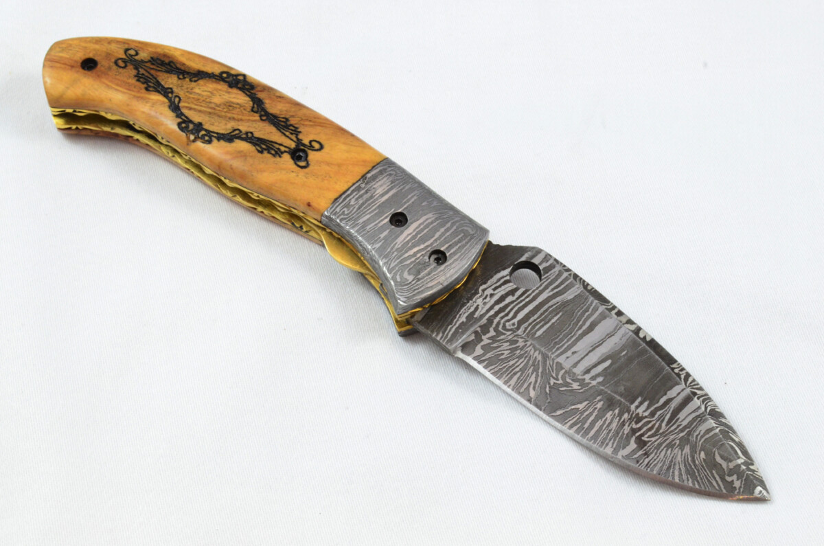 A Beautiful Handmade Damascus Steel Bladed Engraved Olive Wood Scaled Pocket Knife - Image 4