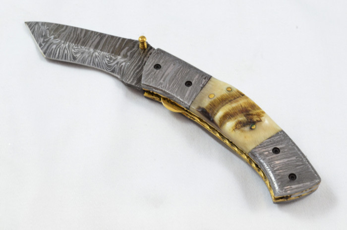 A Beautiful Handmade Damascus Steel Bladed Engraved Rams Horn Scaled Pocket Knife - Image 6