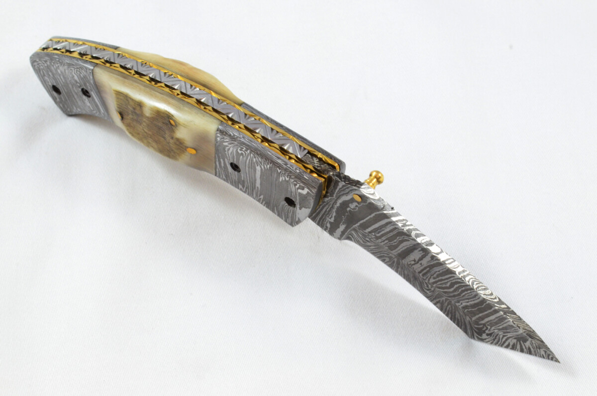 A Beautiful Handmade Damascus Steel Bladed Engraved Rams Horn Scaled Pocket Knife - Image 4