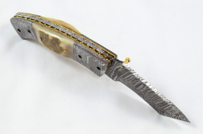 A Beautiful Handmade Damascus Steel Bladed Engraved Rams Horn Scaled Pocket Knife - Image 4