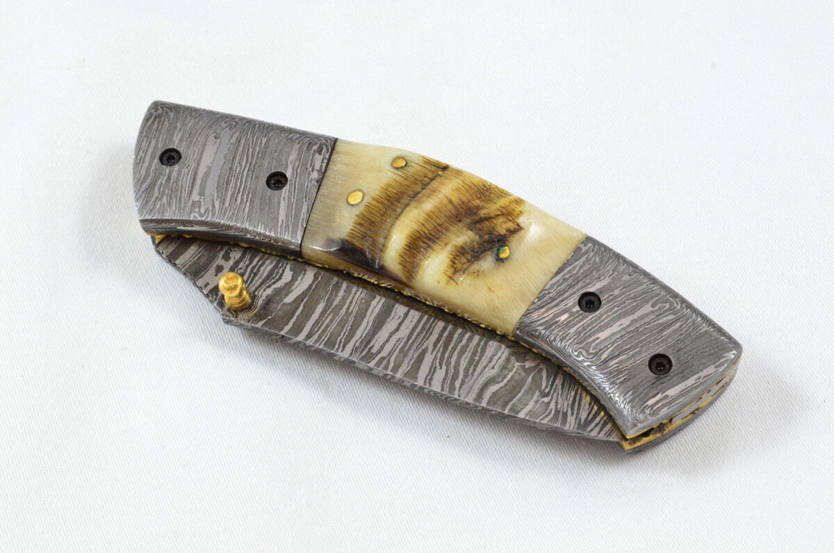 A Beautiful Handmade Damascus Steel Bladed Engraved Rams Horn Scaled Pocket Knife - Image 3