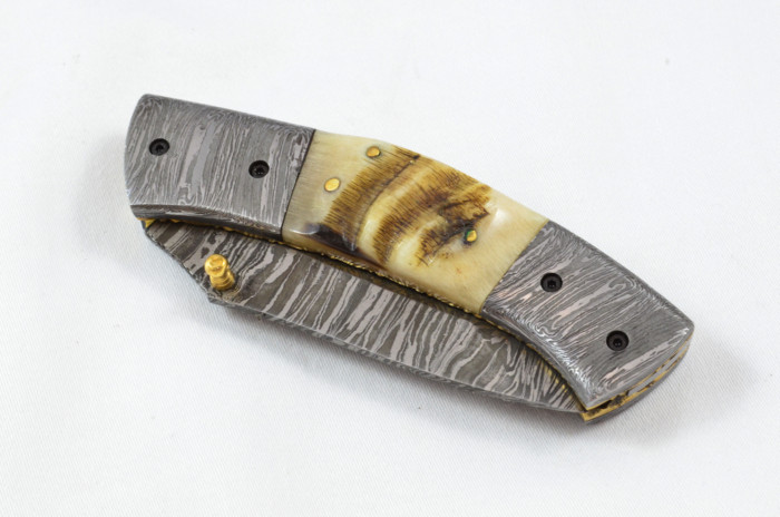 A Beautiful Handmade Damascus Steel Bladed Engraved Rams Horn Scaled Pocket Knife - Image 3