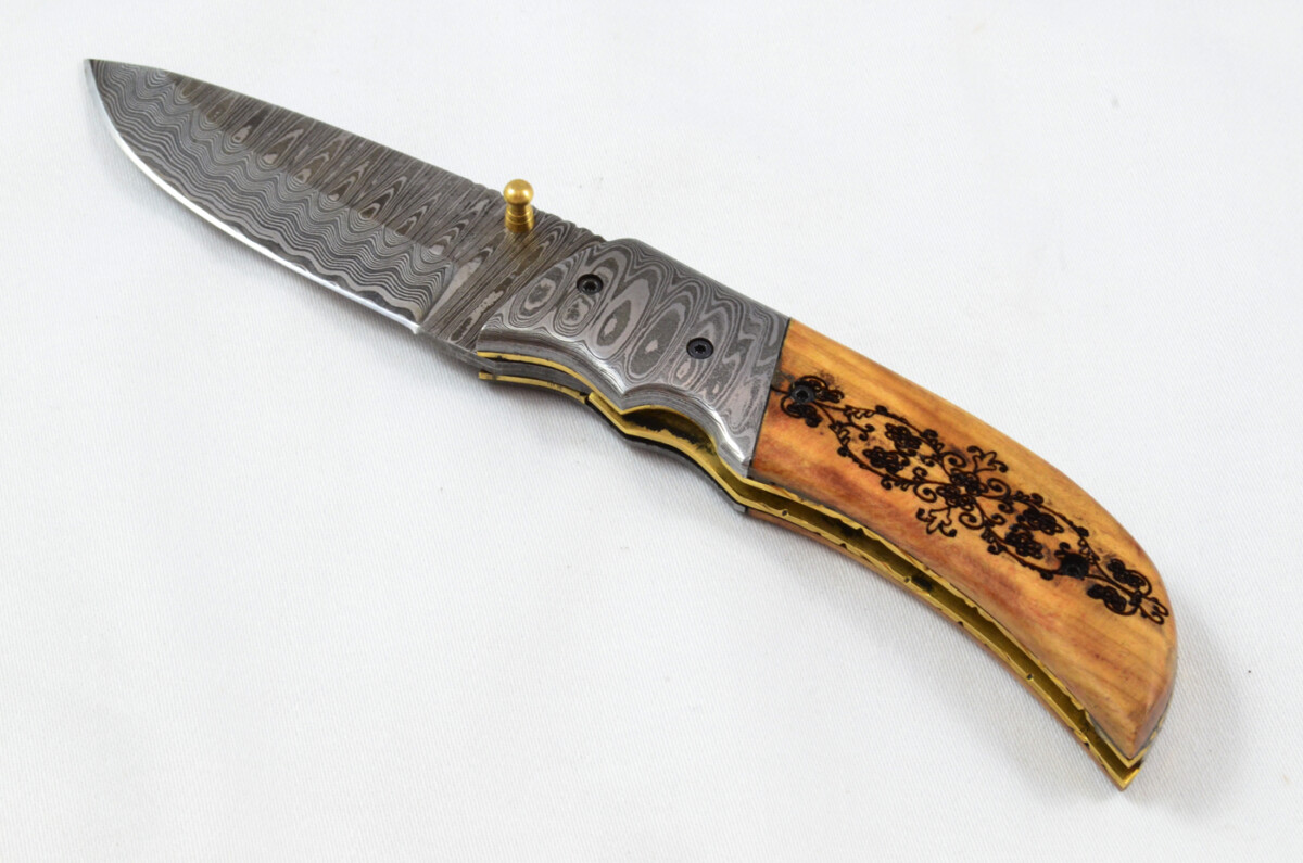 A Beautiful Handmade Damascus Steel Bladed Engraved Olive Wood Scaled Pocket Knife - Image 3