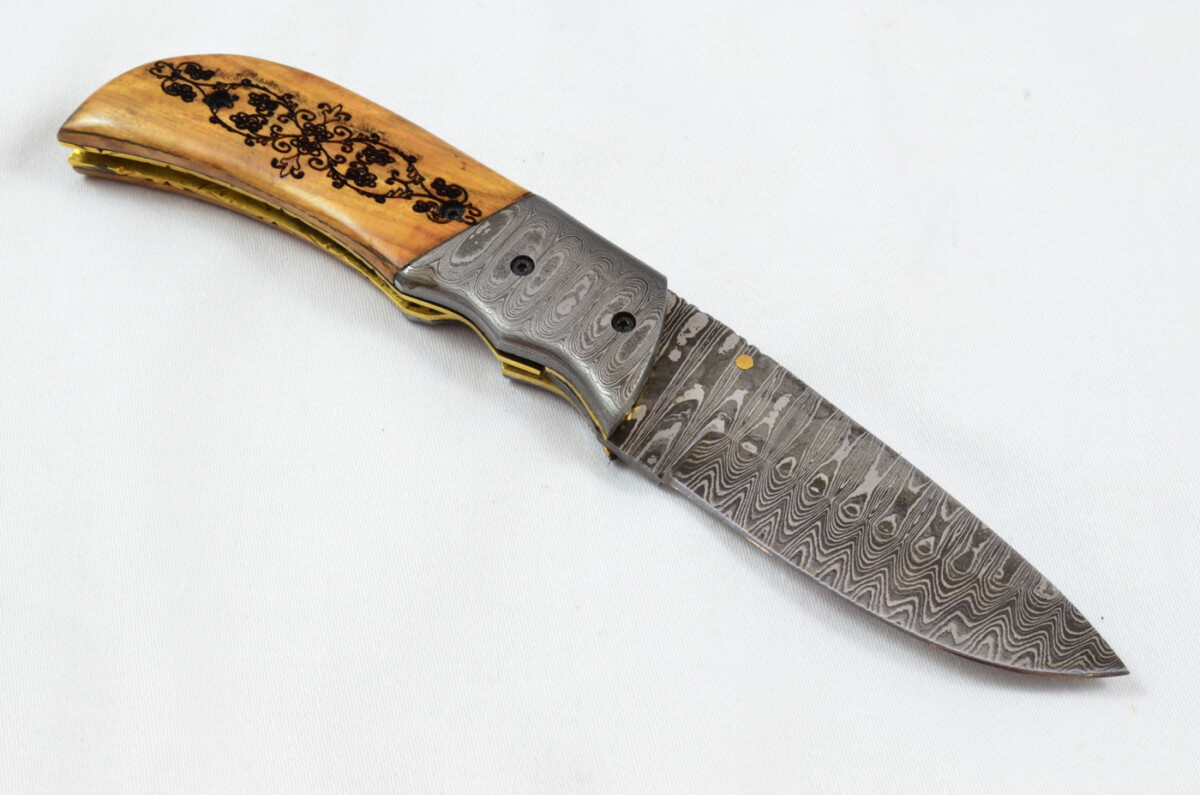A Beautiful Handmade Damascus Steel Bladed Engraved Olive Wood Scaled Pocket Knife - Image 5