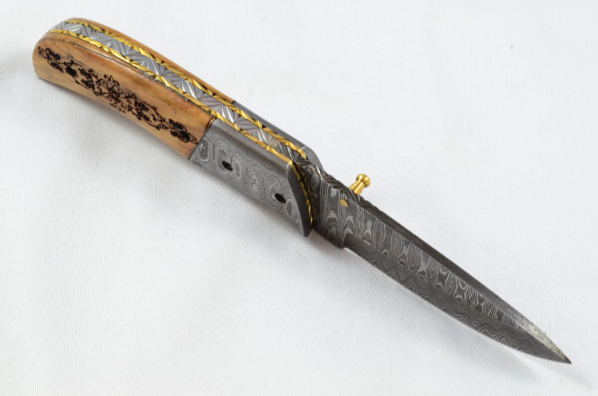 A Beautiful Handmade Damascus Steel Bladed Engraved Olive Wood Scaled Pocket Knife - Image 4