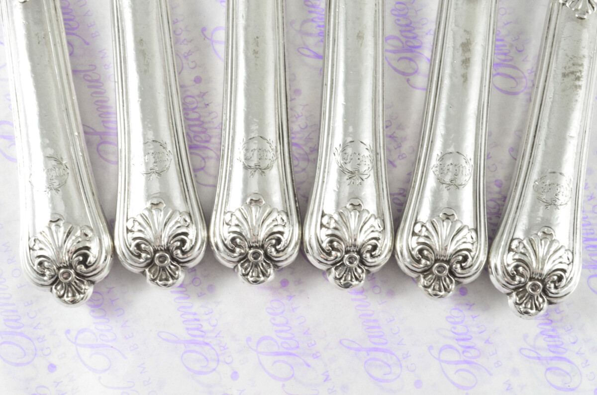 Beautiful French Set of Sterling Silver 12 Table Knives 20th Century Art Deco Heavy Shell Pattern - Image 4