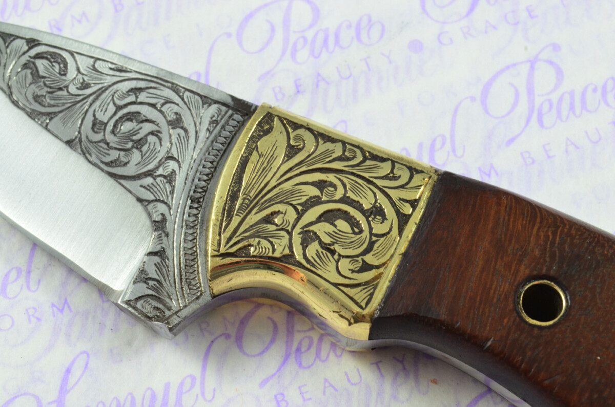New Fantastic Hand Engraved Carbon 01 Tool Steel Hunting/Bowie Knife Rosewood Scales Unbelievable Piece Pristine inc Leather Sheath - Image 7