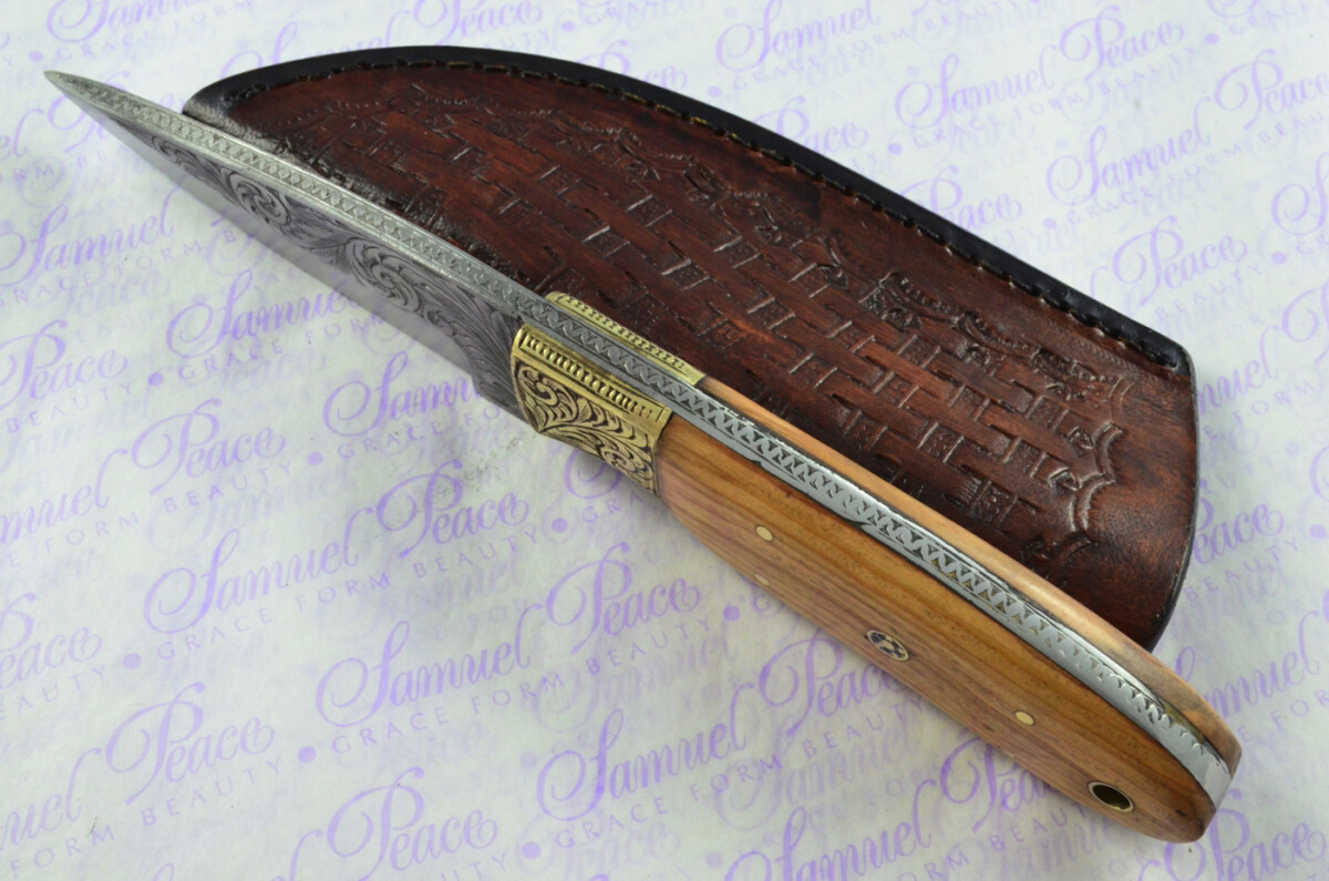 New Fantastic Hand Engraved Carbon 01 Tool Steel Hunting/Bowie Knife Olive Wood Scales Unbelievable Piece Pristine inc Leather Sheath - Image 4