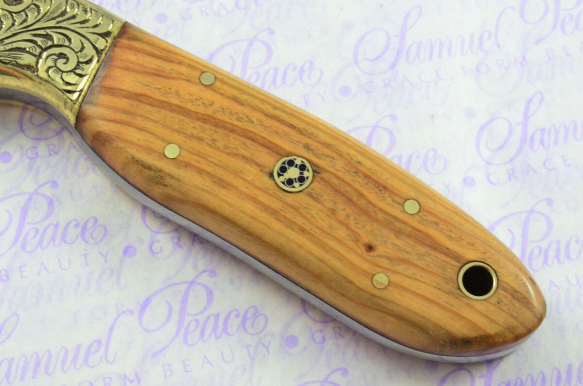 New Fantastic Hand Engraved Carbon 01 Tool Steel Hunting/Bowie Knife Olive Wood Scales Unbelievable Piece Pristine inc Leather Sheath - Image 6