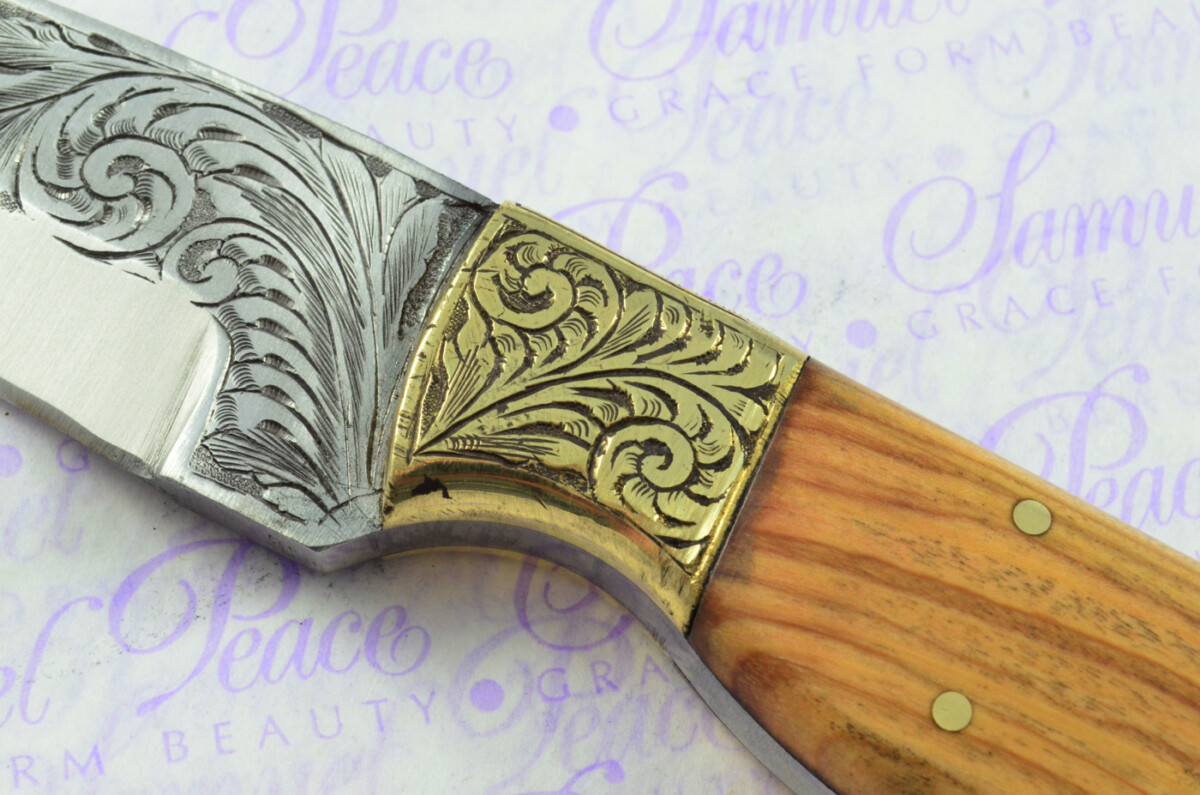 New Fantastic Hand Engraved Carbon 01 Tool Steel Hunting/Bowie Knife Olive Wood Scales Unbelievable Piece Pristine inc Leather Sheath - Image 7