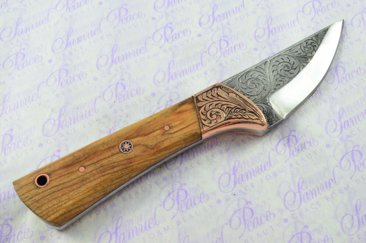 New Fantastic Hand Engraved Carbon 01 Tool Steel Hunting/Bowie Knife Olive Wood Scales Unbelievable Piece Pristine inc Leather Sheath - Image 4