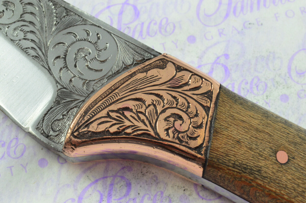 New Fantastic Hand Engraved Carbon 01 Tool Steel Hunting/Bowie Knife Olive Wood Scales Unbelievable Piece Pristine inc Leather Sheath - Image 6