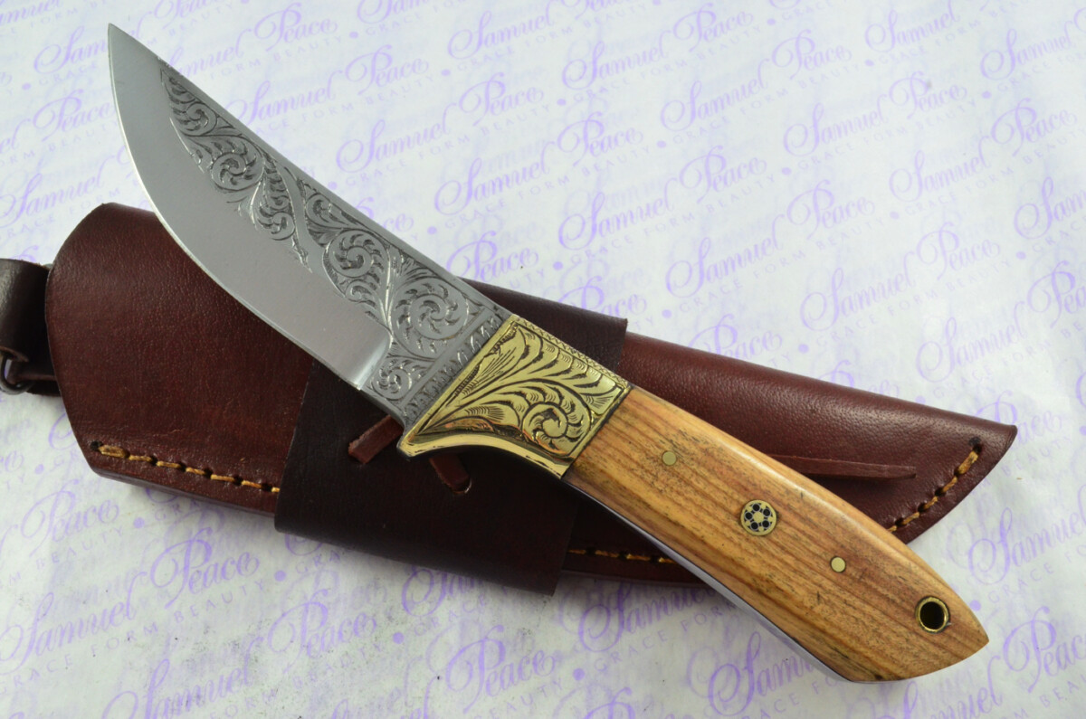 New Fantastic Hand Engraved Carbon 01 Tool Steel Hunting/Bowie Knife Olive Wood Scales Unbelievable Piece Pristine inc Leather Sheath