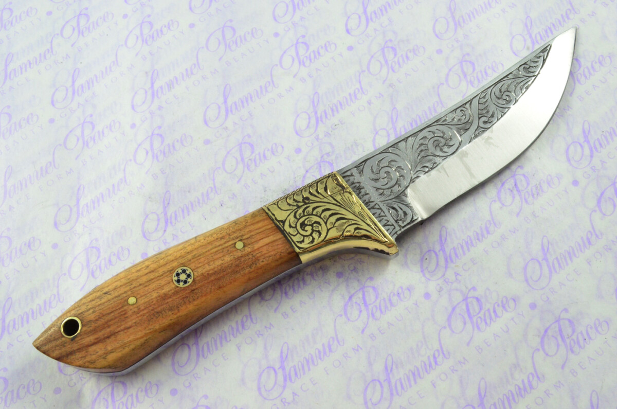 New Fantastic Hand Engraved Carbon 01 Tool Steel Hunting/Bowie Knife Olive Wood Scales Unbelievable Piece Pristine inc Leather Sheath - Image 4